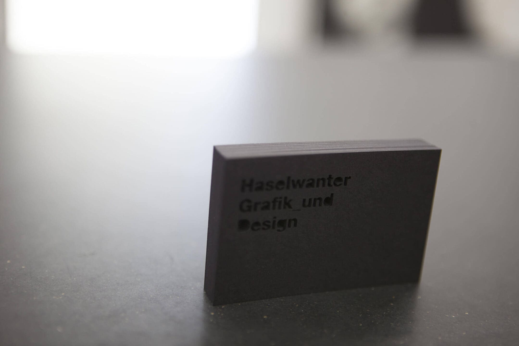 Haselwanters Visitenkarte - Schwarz in schwarz.